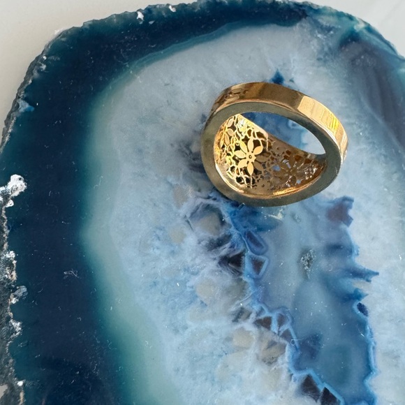 14k Yellow Gold Flower Ricami Signet Ring size 5 - Picture 8 of 9